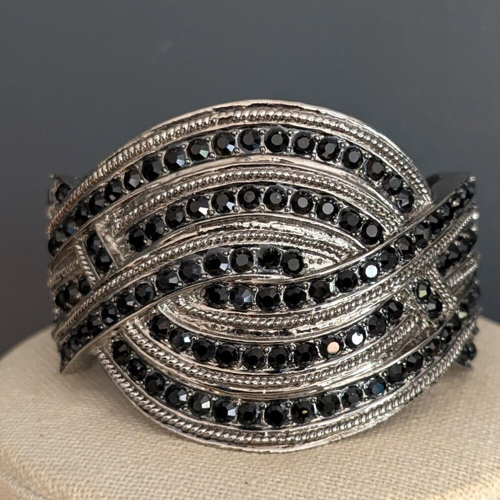 Gray metal hinge closure bracelet with black bead detail - Picture 5 of 14
